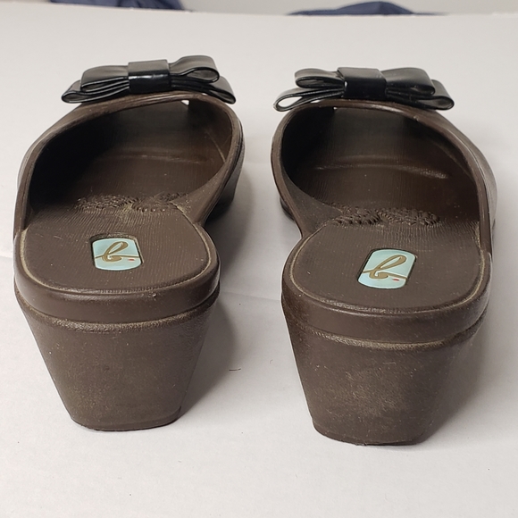 Oka B. waterproof wedge sandals, sz Medium, bow - Picture 9 of 16
